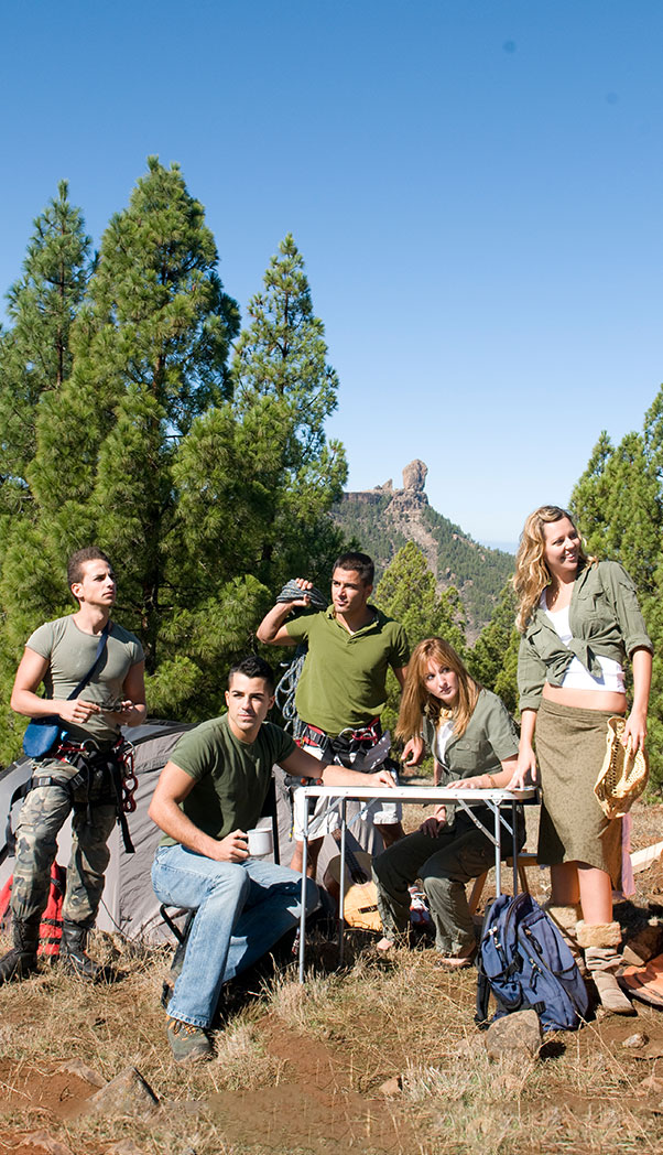 Gruppe beim Bergsteigen im Wald