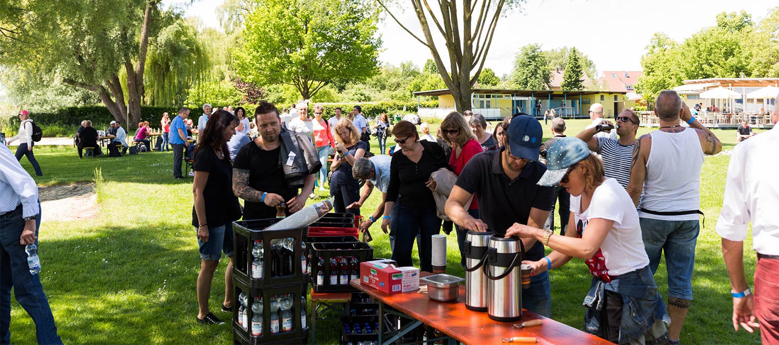 Menschen bei einem Outdoor-Event im Park