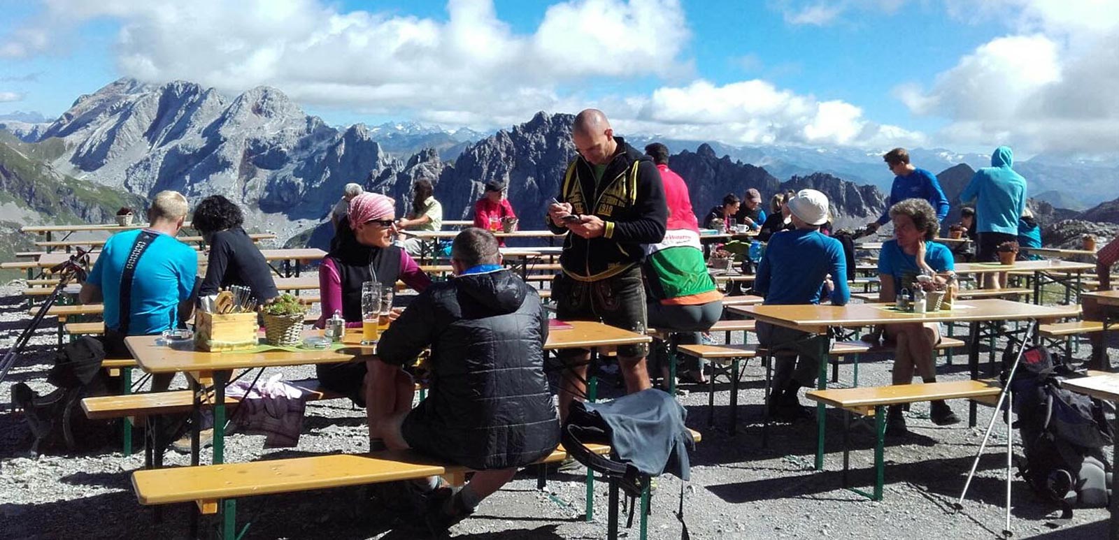 Biergarten in den Bergen bei Sonnenschein
