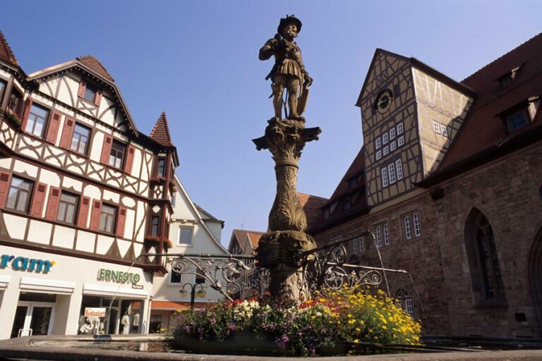 Historischer Brunnen in deutscher Altstadt