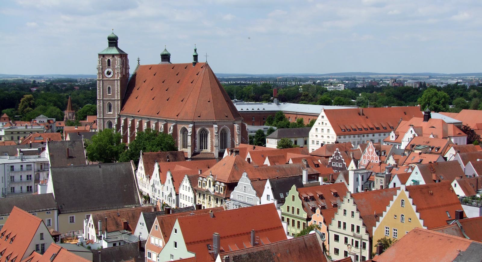 Altstadt mit Kirche und bunten Häusern