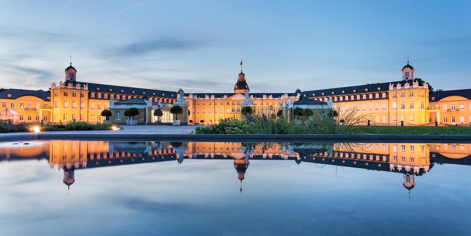 Reflexion eines beleuchteten Schlosses im Wasser