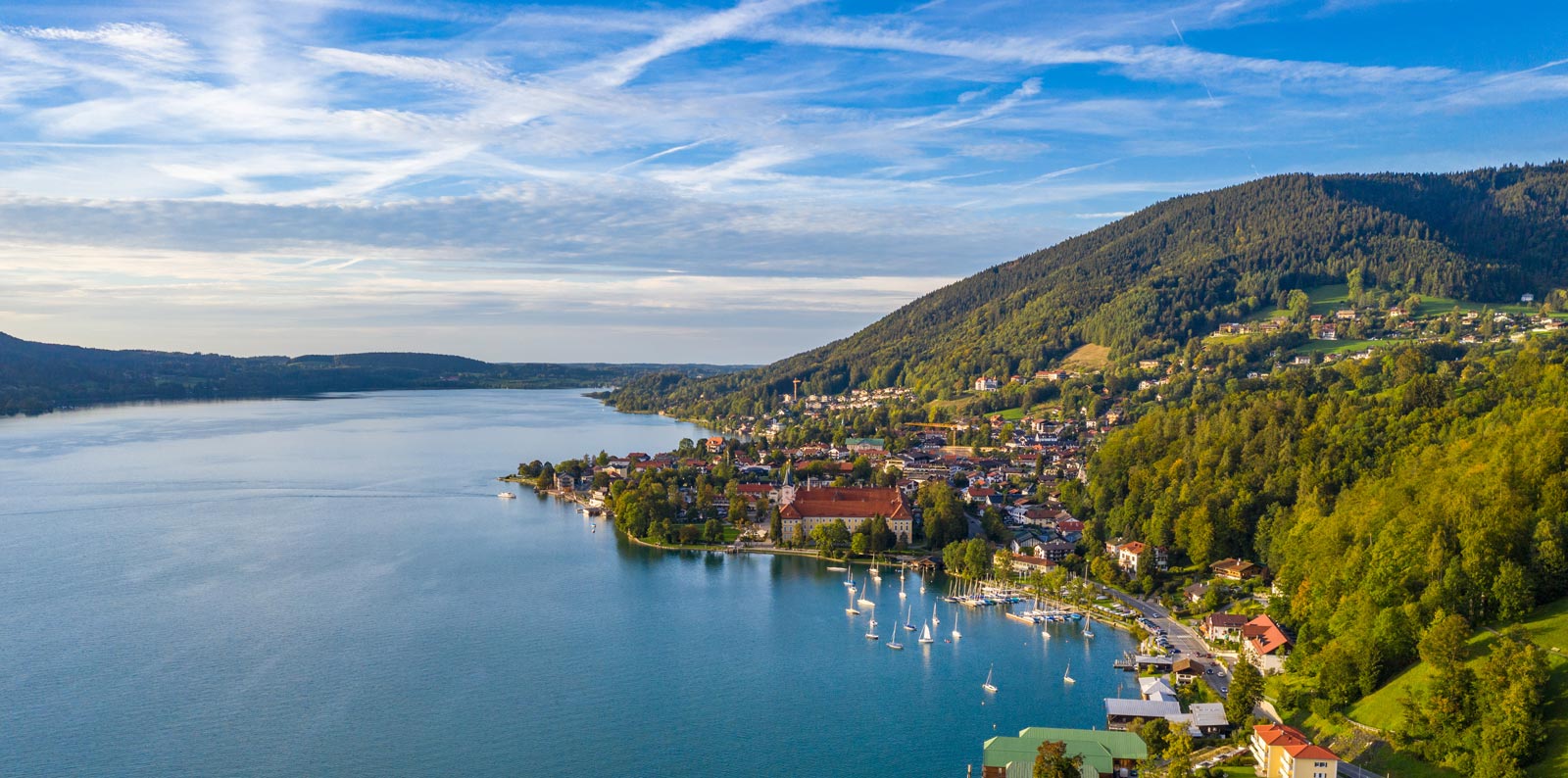 See mit Stadt und Berglandschaft