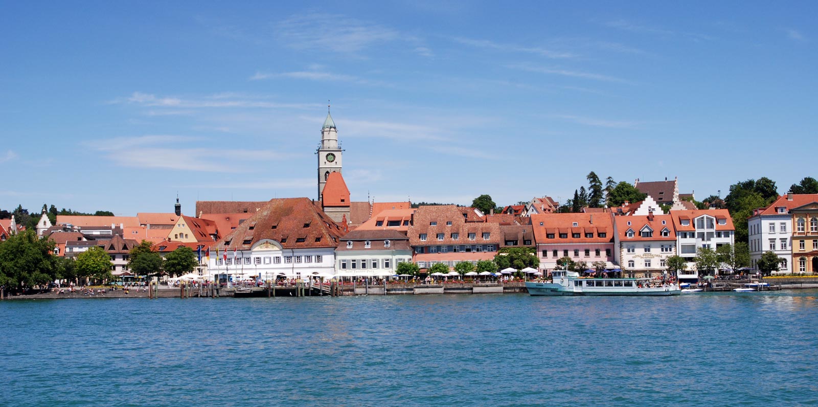 Historische Altstadt am Seeufer mit Kirchturm