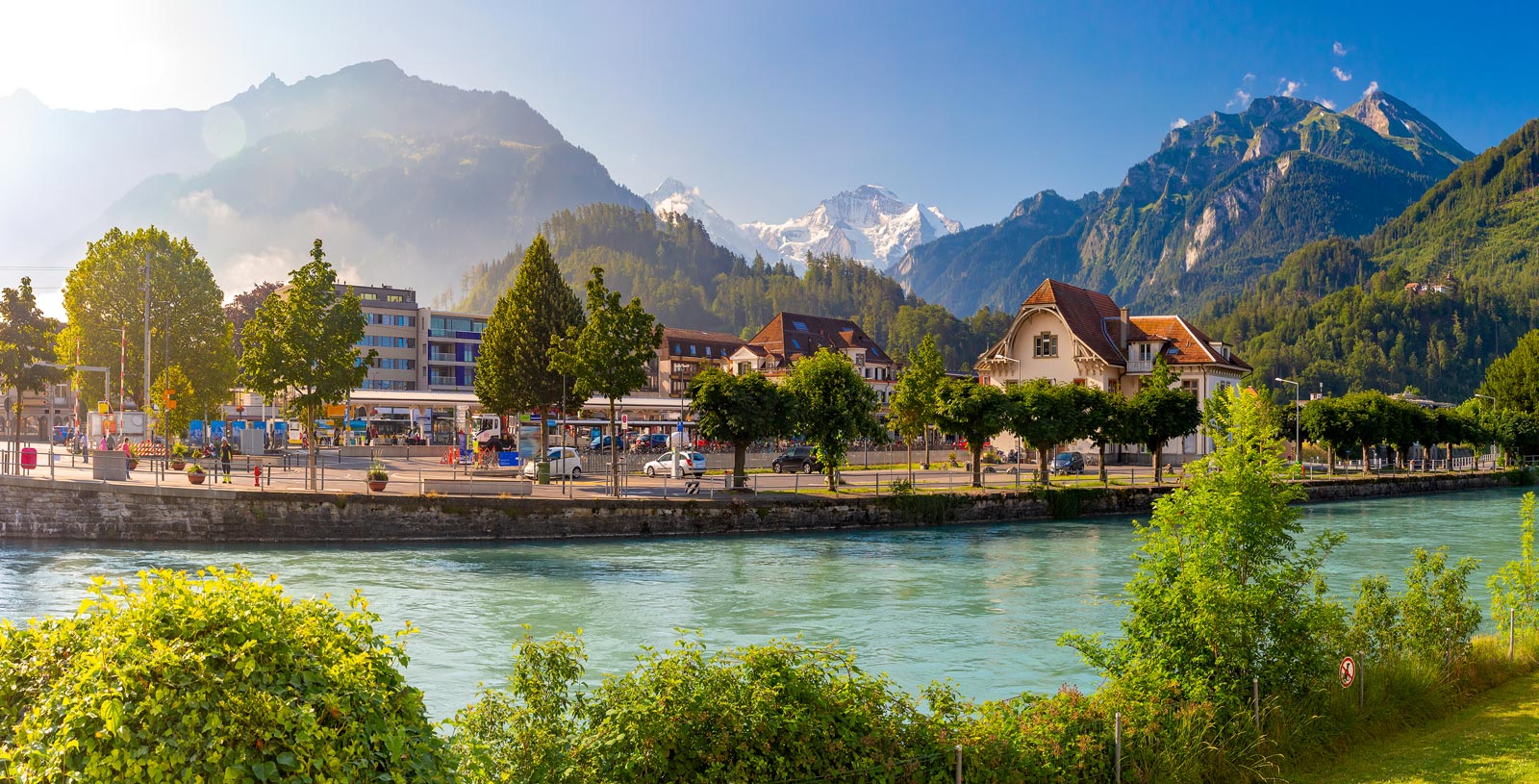 Berge, Fluss und Stadt im Sonnenschein