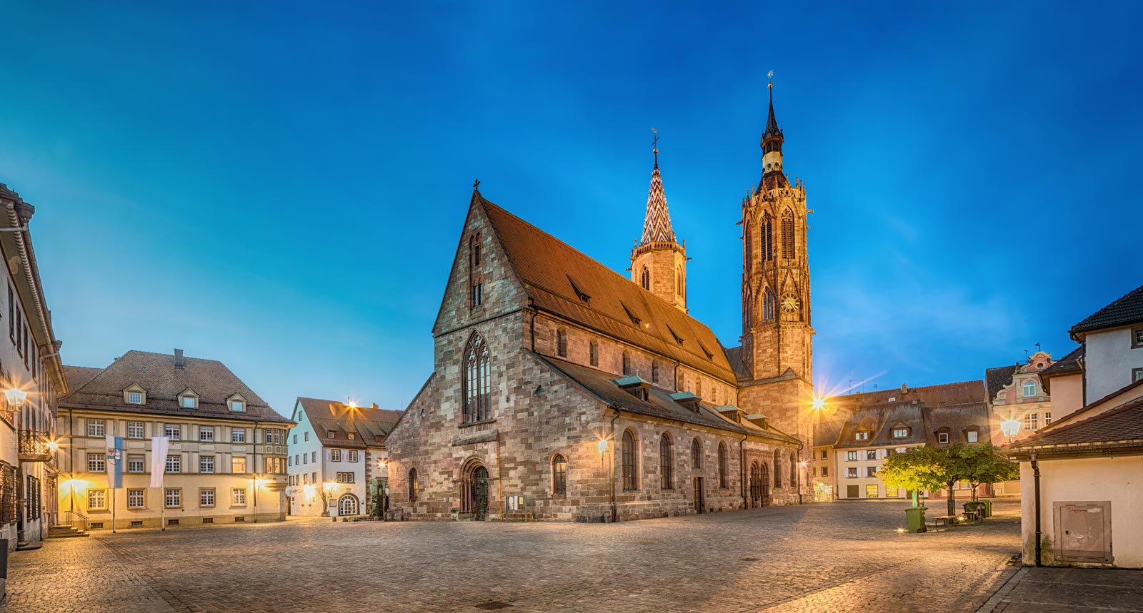 Historische Kirche bei Abenddämmerung in der Altstadt