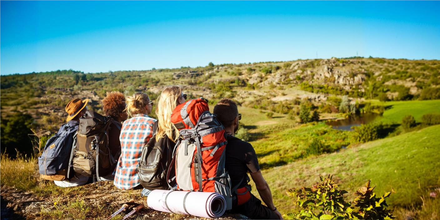 Gruppe von Wanderern genießt Landschaftsausblick.